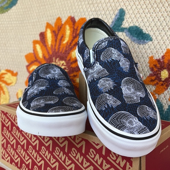 Vans Classic Slip-On
(Wireframe Skulls) Black/Trwht 
VNOA33TB9IB
WMNS sneakers - Picture 7 of 16